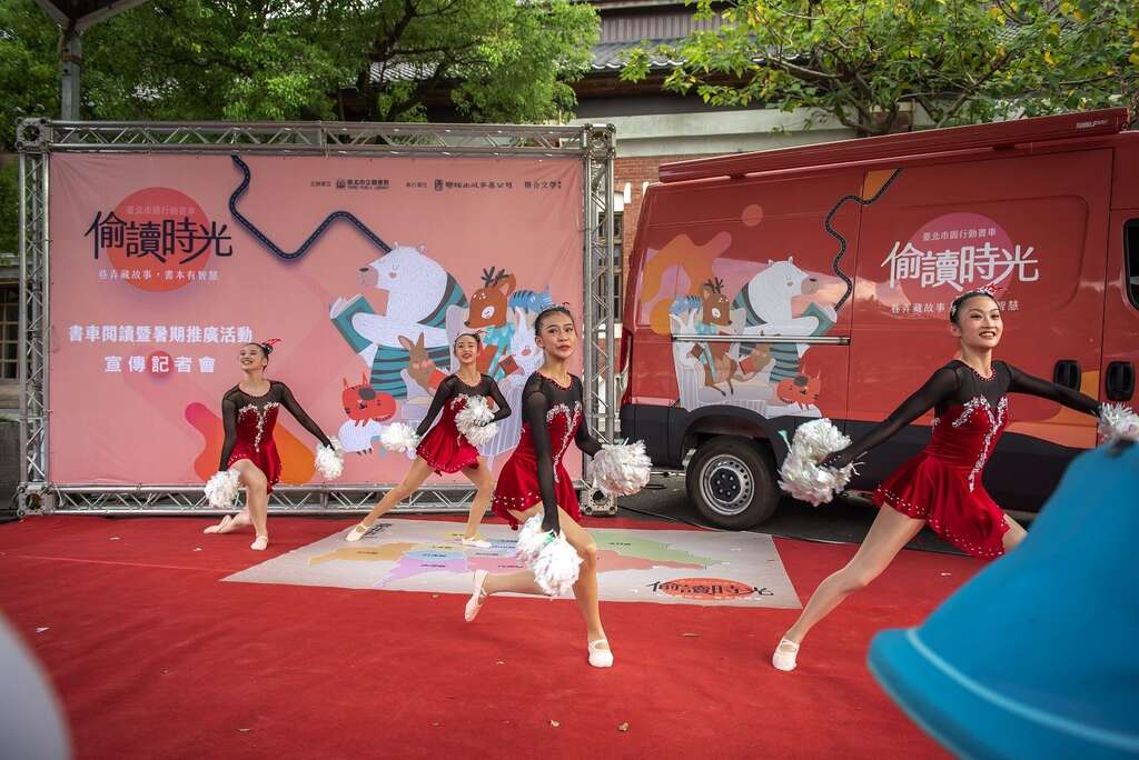 屡获全国冠军的北安国中舞蹈班以精彩舞姿为行动书车暨暑期推广活动记者会开场