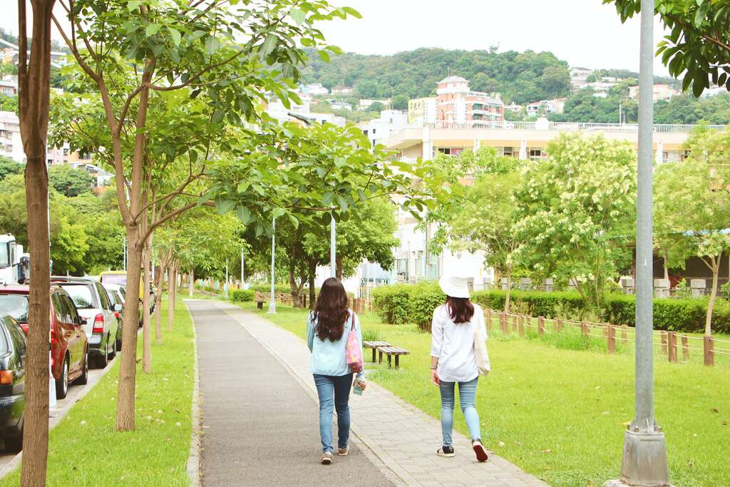 奇岩四号绿地狭长,如果走累了此绿地内前後各有一座凉亭可以休息。