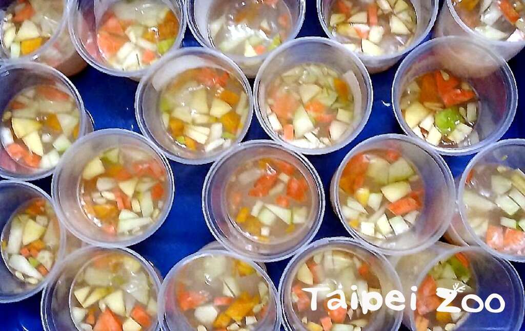 每年一到夏天，饲料调配中心便会帮动物们准备清凉又消暑的健康冰品