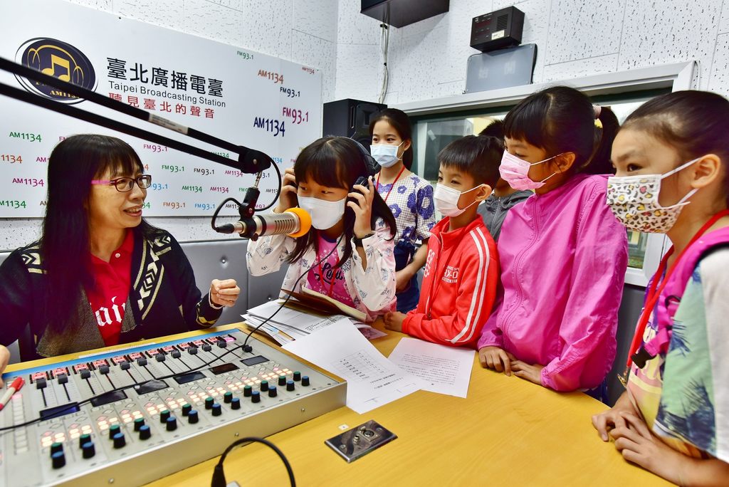 台北电台办理广播体验活动，由资深广播人於录音间实地解说。.JPG