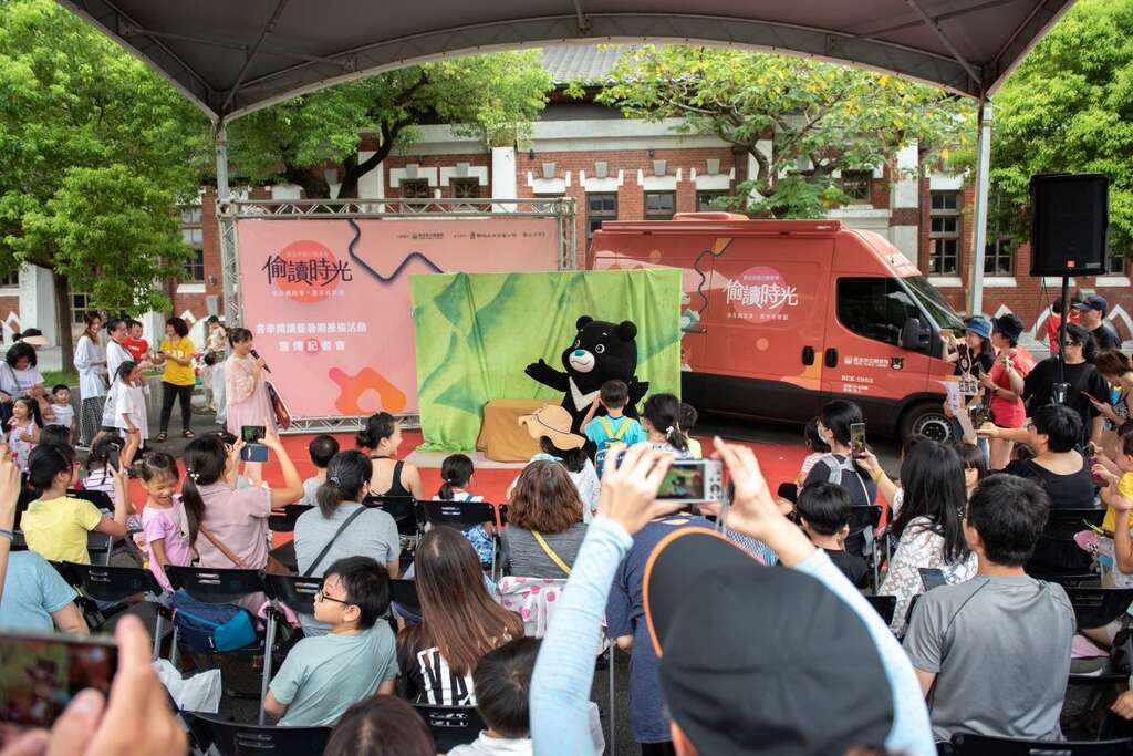 北市图行动书车邀请台北市人气吉祥物熊赞代言书车，照片为书车启动仪式中熊赞出场的时候，从出场的尖叫声就可以知道熊赞的魅力有多强