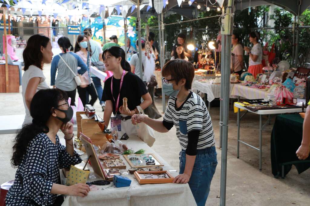 「摩灯北投 霓虹市集」现场人潮