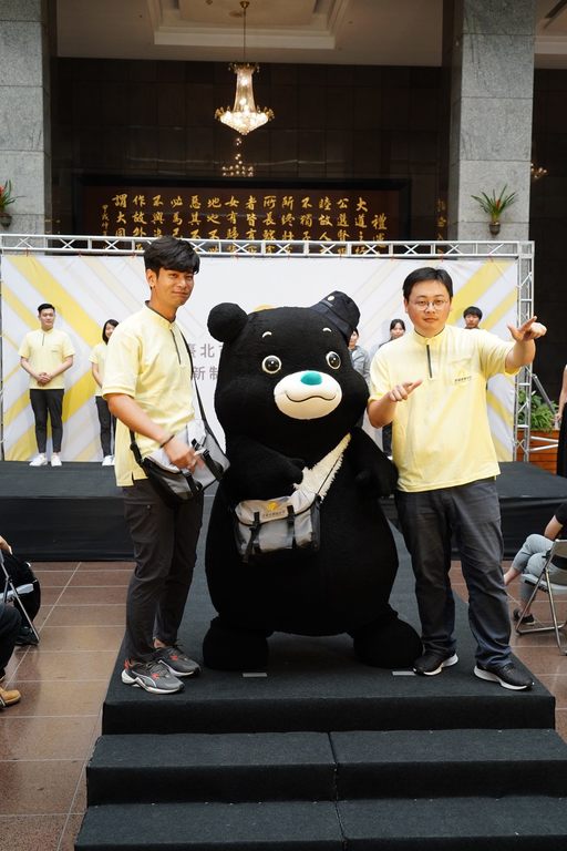 杨子仪与观传局长刘奕霆及熊赞穿着新制服亮相.JPG