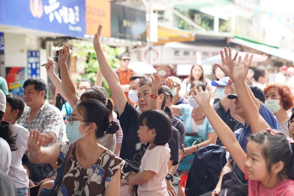 现场热情参与活动的民众