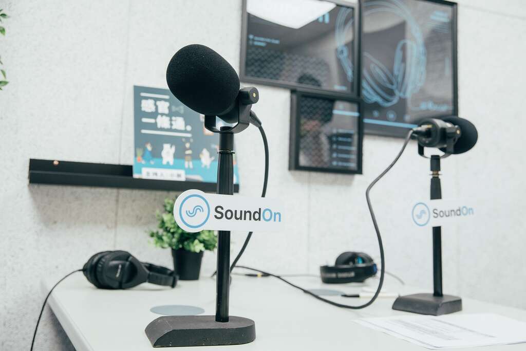 相较传统广播节目，Podcast 所需要的录音设备更加轻巧，就算是一般素人，也有机会制播自己的节目。