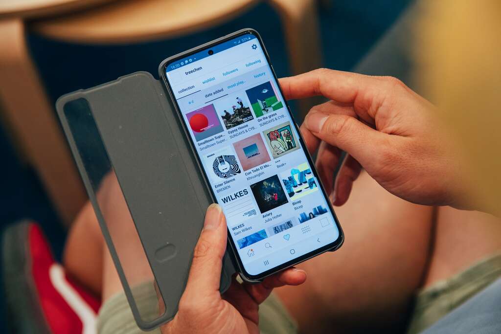 小树随时随地听音乐、找资料，让自己不断吸收音乐相关资讯。