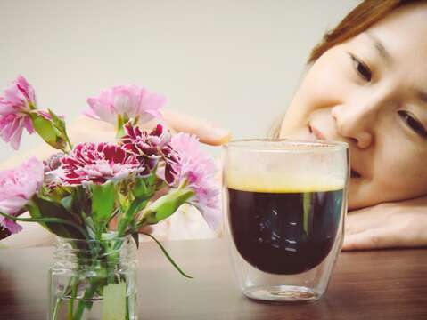 午後，泡上一杯咖啡，感受令人愉悅的香氣，就是一种幸福