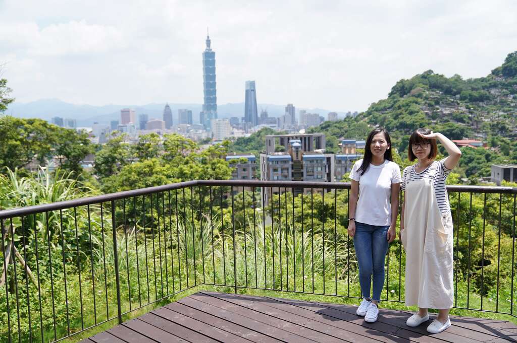 公園步道頂端可一覽101高樓及市區景觀