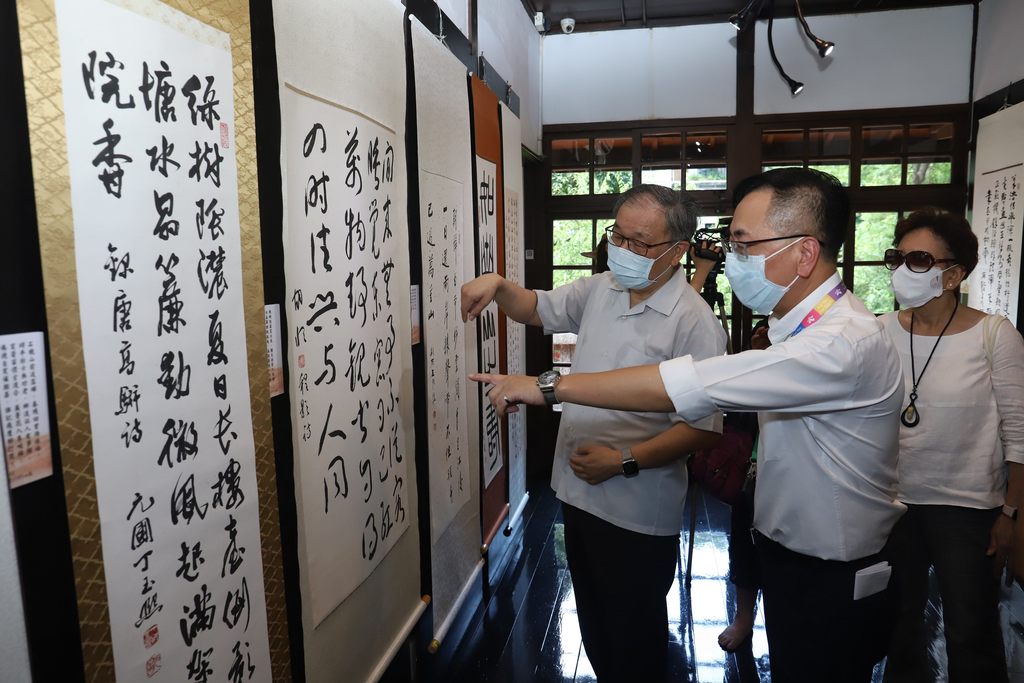 张炳煌教授介绍本次展品.JPG