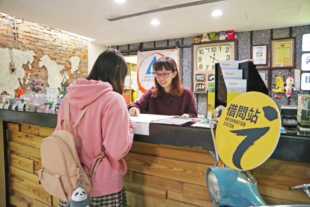 饭店北门窝加入借问站後，提供更加分的旅游谘询服务.JPG
