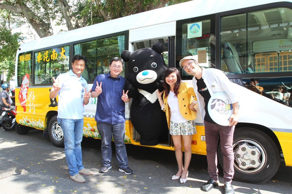 熊讚與觀傳局劉奕霆局長熱情邀請民眾搭乘小9「北投-竹子湖」路線公車」。左起楊靜宇議員、劉奕霆局長、熊讚及周水美理事長。