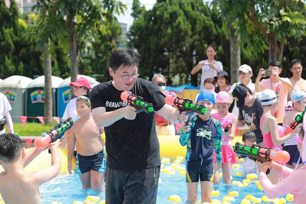 观传局长刘奕霆与小朋友展开水枪大战，享受劲凉消暑的夏日时光。