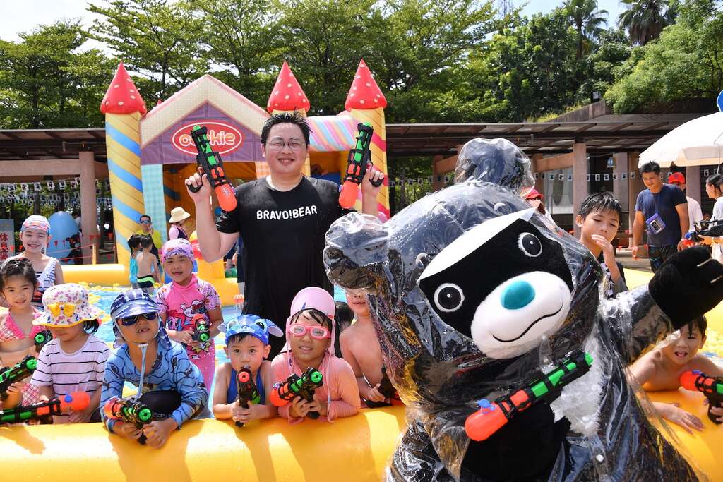 觀傳局長劉奕霆與熊讚歡迎大家來熊讚水樂園。