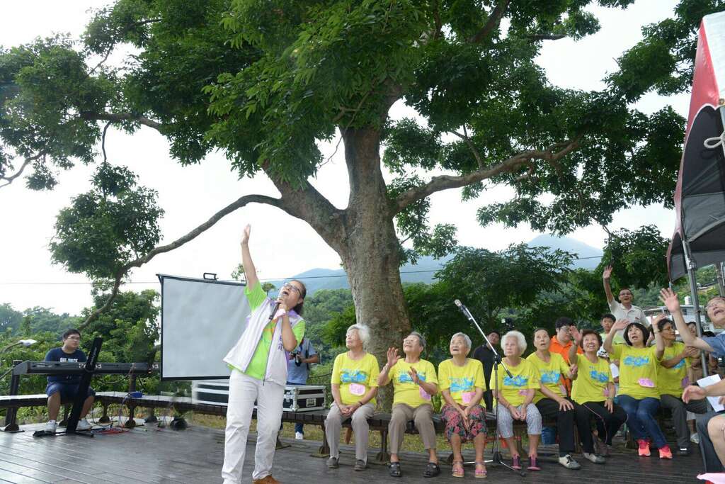 往年夏日音乐会，地方长者一同表演