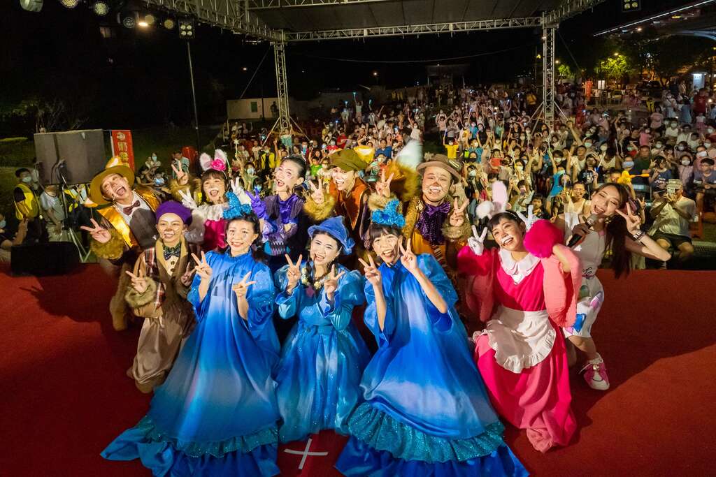 北投乐活节邀请苹果剧团演出《娇滴滴与脏兮兮》，近千名亲子观众涌入七星公园欢乐参与！