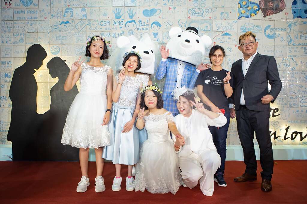 黄副市长珊珊、台北市爱国东路国际婚纱街发展协会李理事长俊龙及罕见疾病贵宾们合影