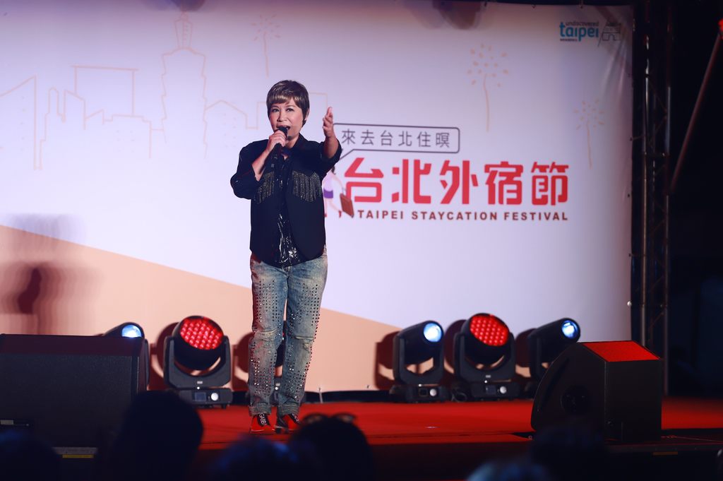 台北外宿节邀请黄小琥热力开唱，现场观众陶醉浪漫氛围。.JPG