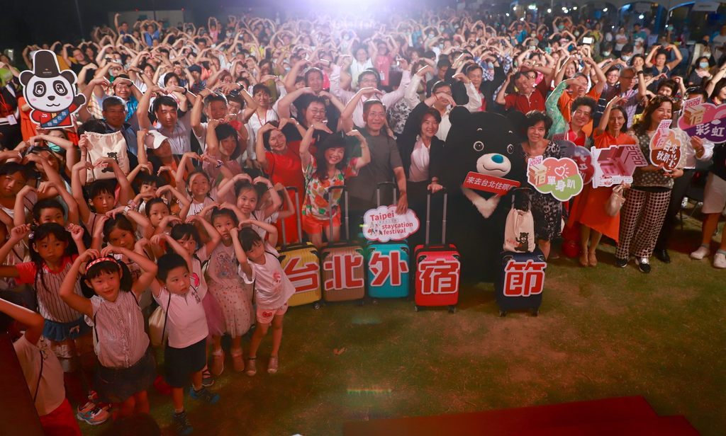 台北外宿节首场活动以七夕音乐趴为主题，现场超过百对情侣共襄盛举。.JPG