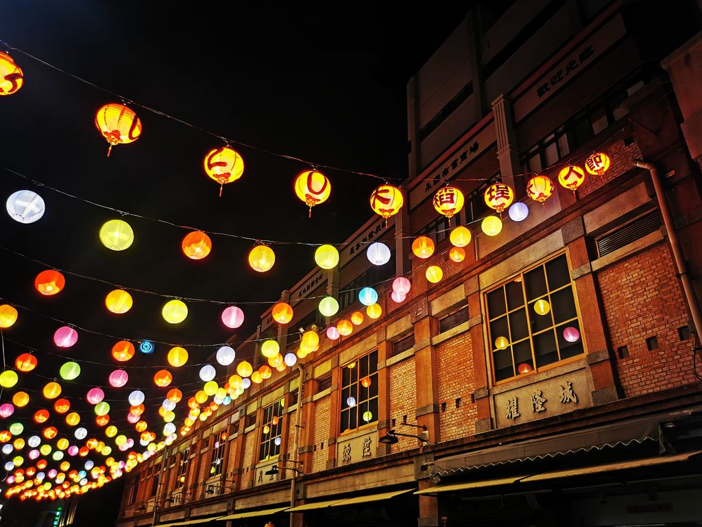 永乐广场幸福灯饰即日起至9月20日，每天1800-2200亮灯，打造最夯约会及IG打卡景点。