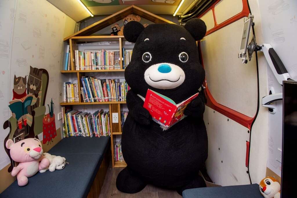 想和北市人氣吉祥物熊讚一樣在書車上享受悠閒的閱讀時光嗎？快把握暑假場次一起上車偷讀吧！