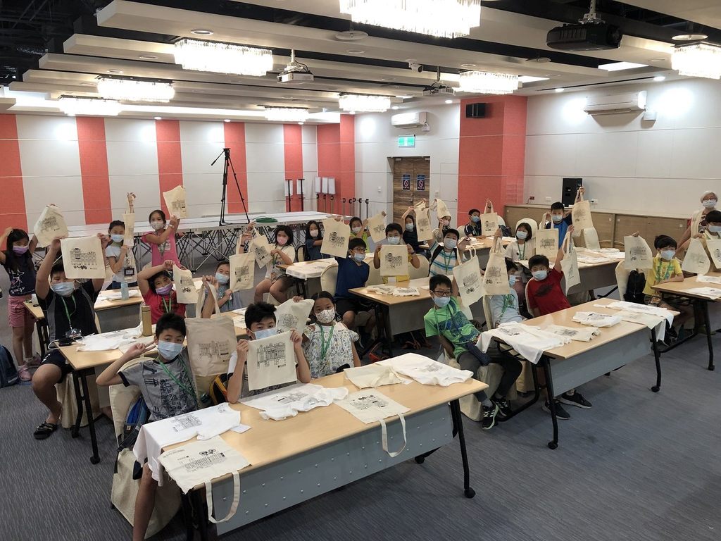 台北探索馆小志工研习营跟着老师们一起完成属於自己的绢印T恤和提袋