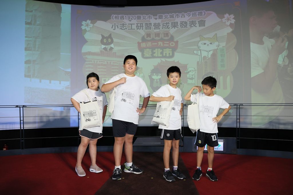 在结训典礼上，永平国小杨立宇、杨立芯兄妹；剑潭国小史贺守、史松泽兄弟也穿上亲手制作的绢印T恤走秀。.JPG