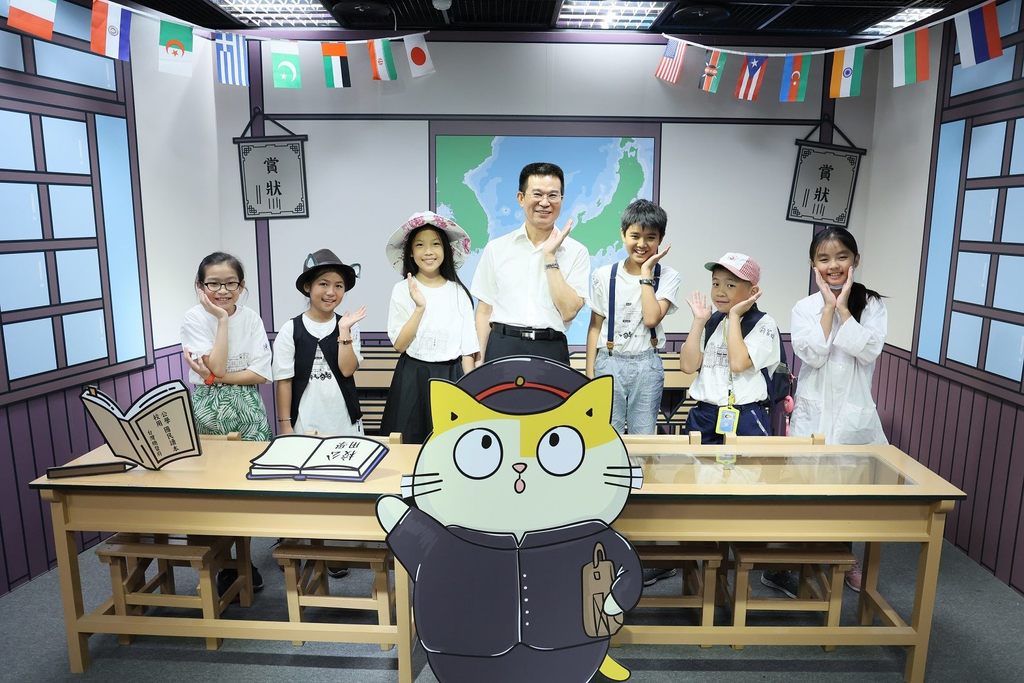 6位学员代表担任小小导览员，装扮成特展特色限定角色，为大家介绍「黄阿玛相遇1920台北市」特展。.JPG