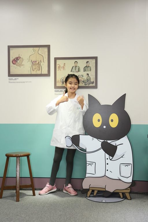 小实光实验教育机构邓元智小朋友打扮成医师Socles，开心为大家导览。.JPG