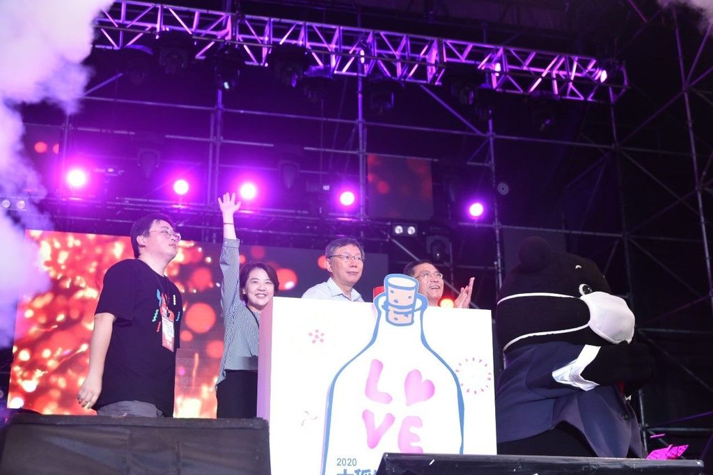 台北市长柯文哲与副市长黄珊珊、蔡炳坤及观光传播局长刘奕霆与熊赞启动烟火，为有情人献上祝福。