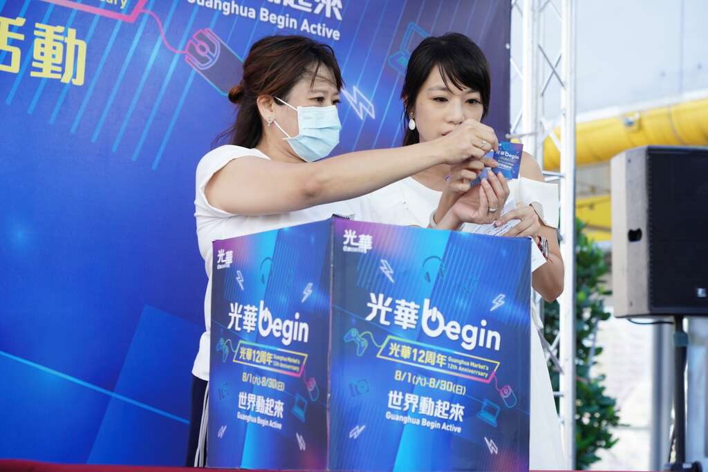 光华12周年庆现场公开抽奖主持人朗诵得奖者