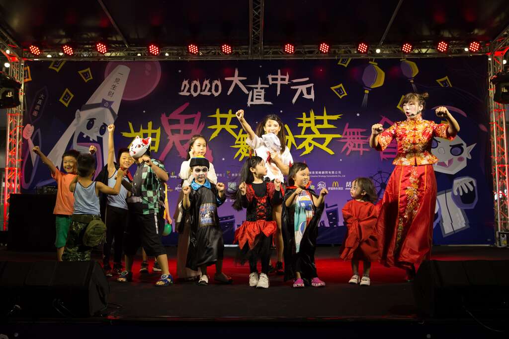 活动现场扮装小朋友与台上舞者互动