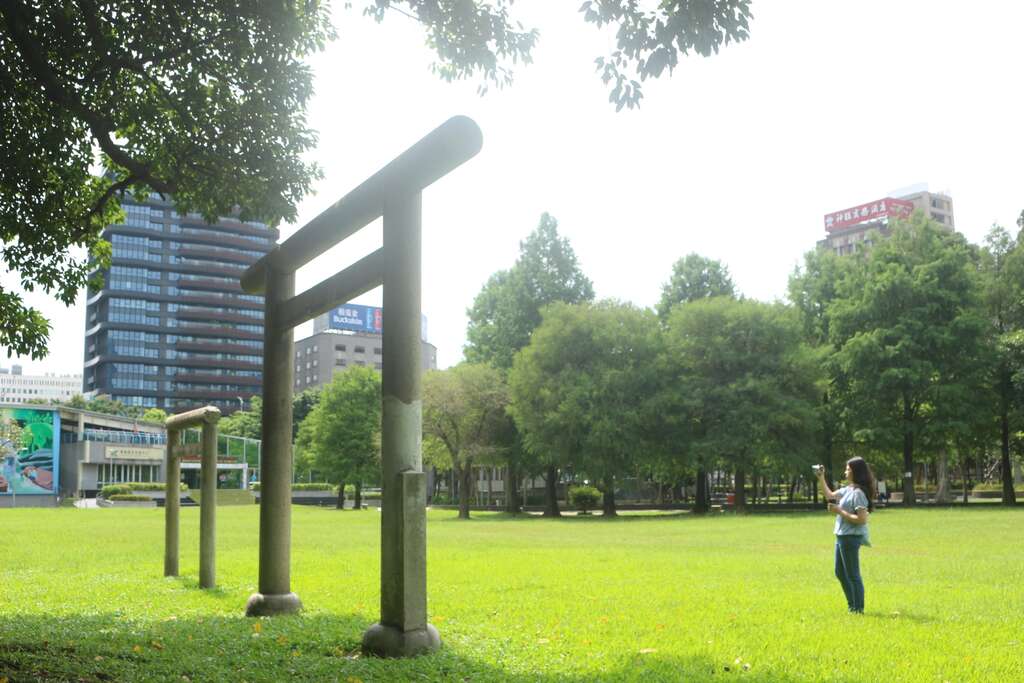 公园内保留了历史文化的遗迹，有大小两座鸟居