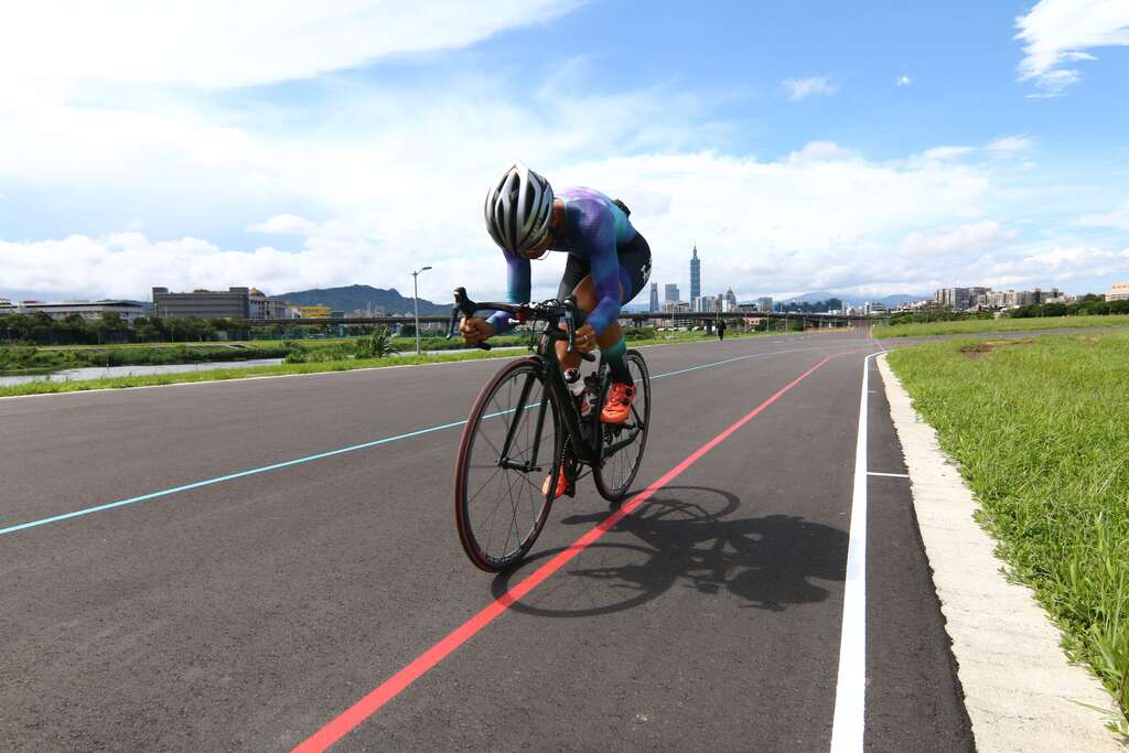 選手於觀山河濱公園自由車練習場賽道練習直線加速