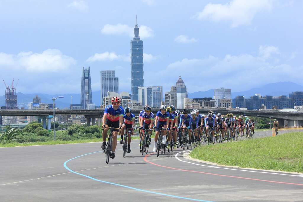 體育局李再立局長（左1）與西松高中及大理高中國中部之基站選手們共同試騎觀山河濱公園自由車練習場賽道