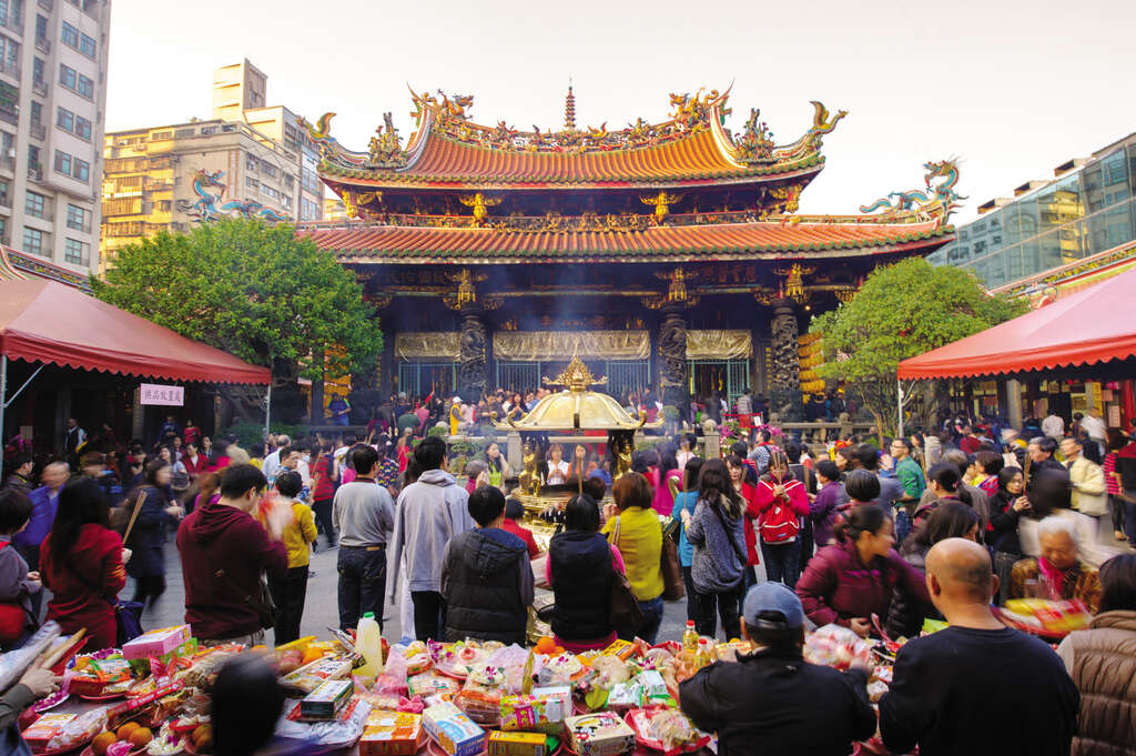 台北＿龍山寺02RichieChan (istock)-Edited