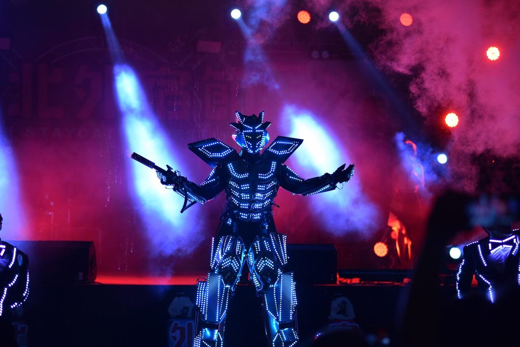 開場表演由LUXY BOYZ 帶來精彩LED雷射舞衣及大型機器人表演，炒熱現場氣氛。.JPG