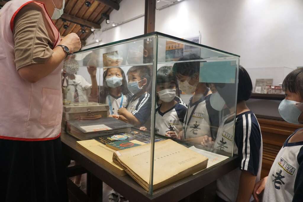 老松国小学童在导览志工解说下参观展品
