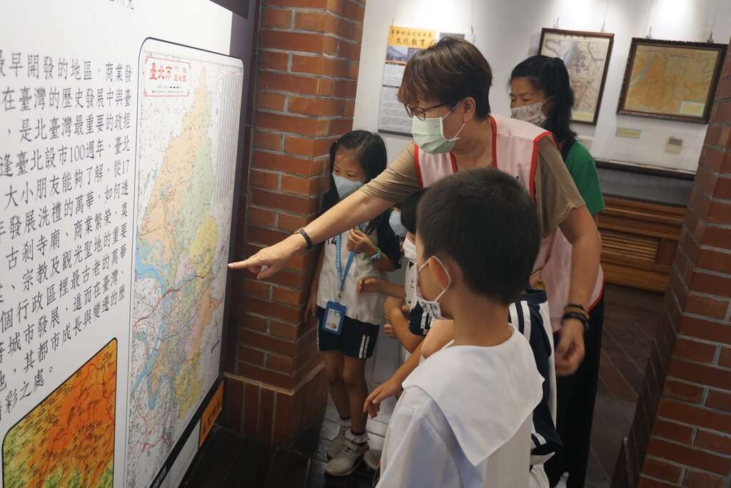 老松國小學童對照新舊地圖去尋找自己的家