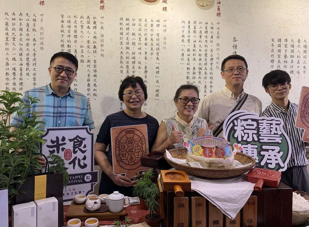 台北市商业处副处长江美玲(左一)、台北大桥头延三商圈发展促进会理事长陈颖慧(右一)及商圈第二、三代产业接班人合影