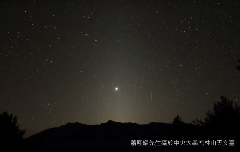 呈三角形淡白色光锥的黄道光