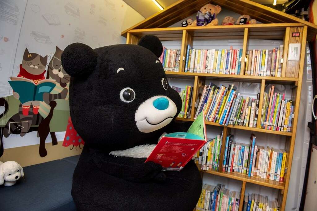 想和北市人气吉祥物熊赞一样在书车上享受悠闲的阅读时光吗？快把握这次的「秋日阅读节」活动，一起上车偷读吧！