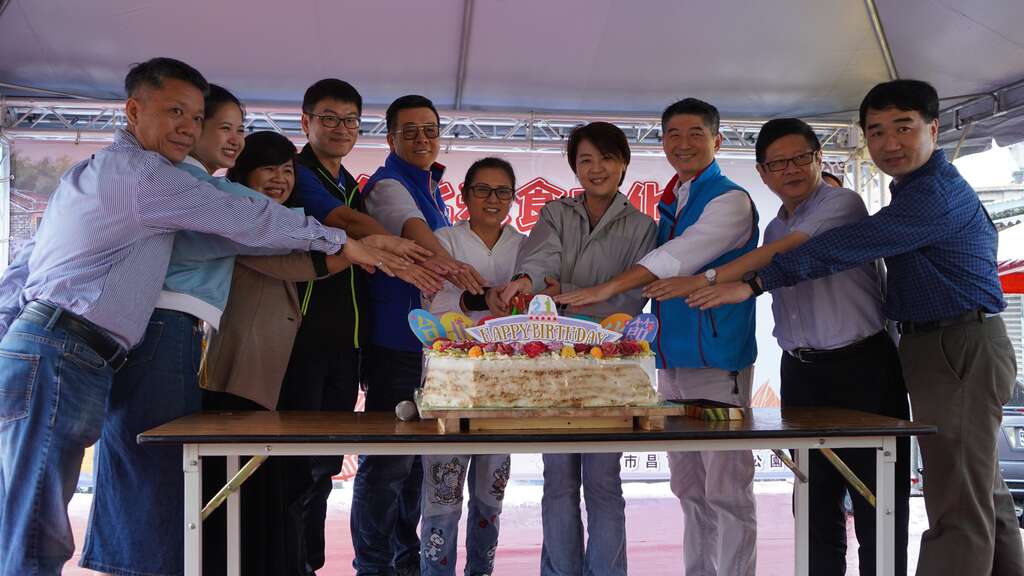 台北市黃副市長珊珊(右4)、台北大橋頭延三商圈發展促進會理事長陳穎慧(左4)、臺北市政府產業發展局局長林崇傑(右2)、臺北市商業處處長高振源(右1)、台北市商圈聯合會理事長洪文和(左1)、台灣商圈產業觀光發展聯合總會理事長周水美(左3)及其他貴賓切蛋糕合影
