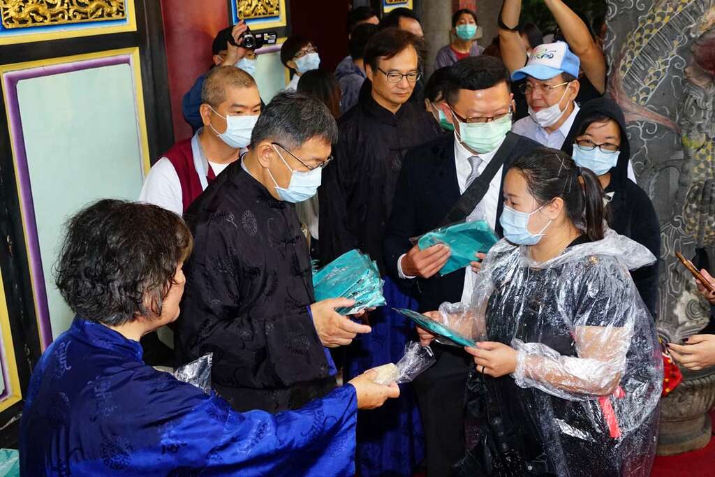 1090928_389_中华民国109年台北市各界纪念大成至圣先师孔子诞辰2570周年释奠典礼-领取赠品_高赞贤摄