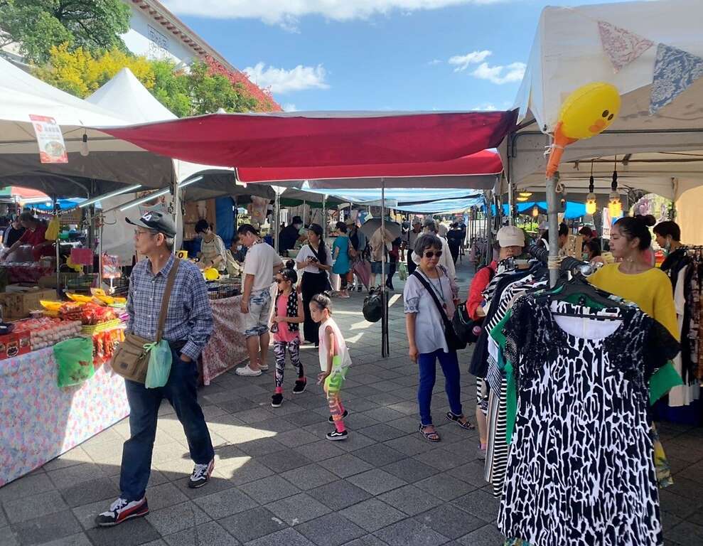 活动现场市集游逛人潮