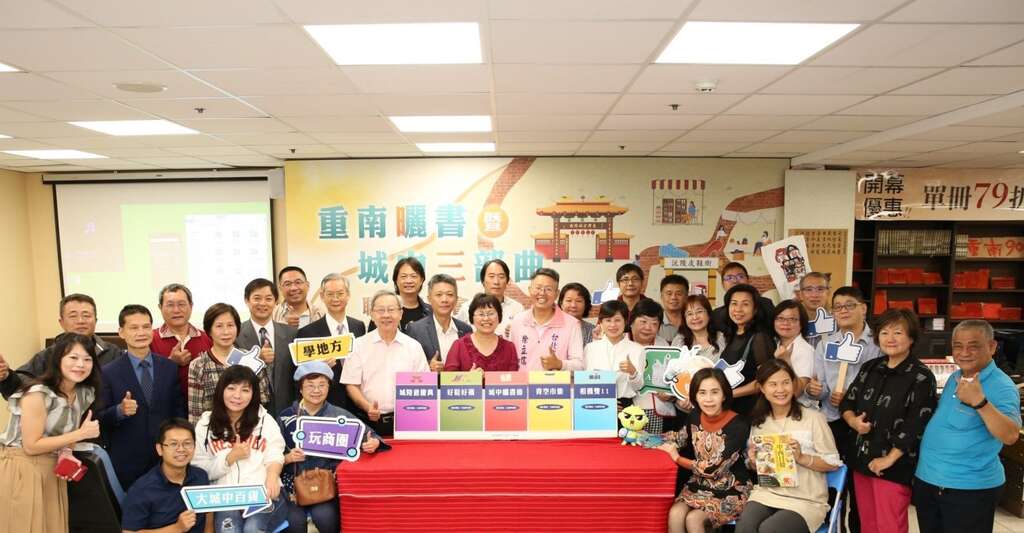現場長官貴賓合影，祝福活動順利