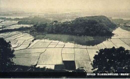 日治时期(约1930前後)芝山岩遗址远景(照片来源：芝山岩遗址与台北史前，刘益昌着)