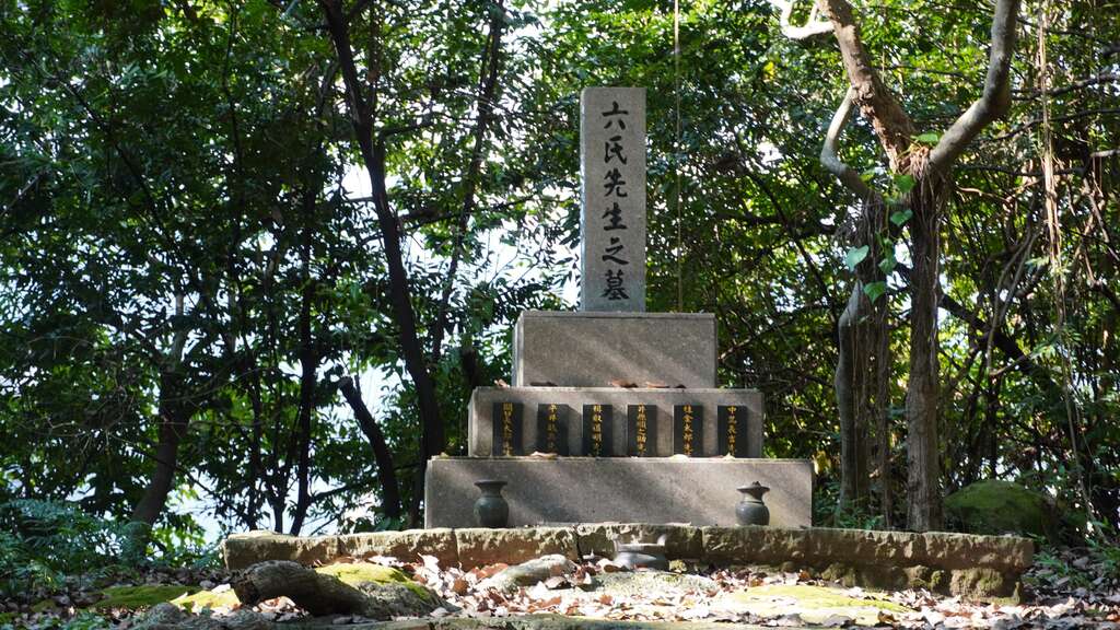 碑下立志说明芝山岩事件始末及史蹟与设施位置图