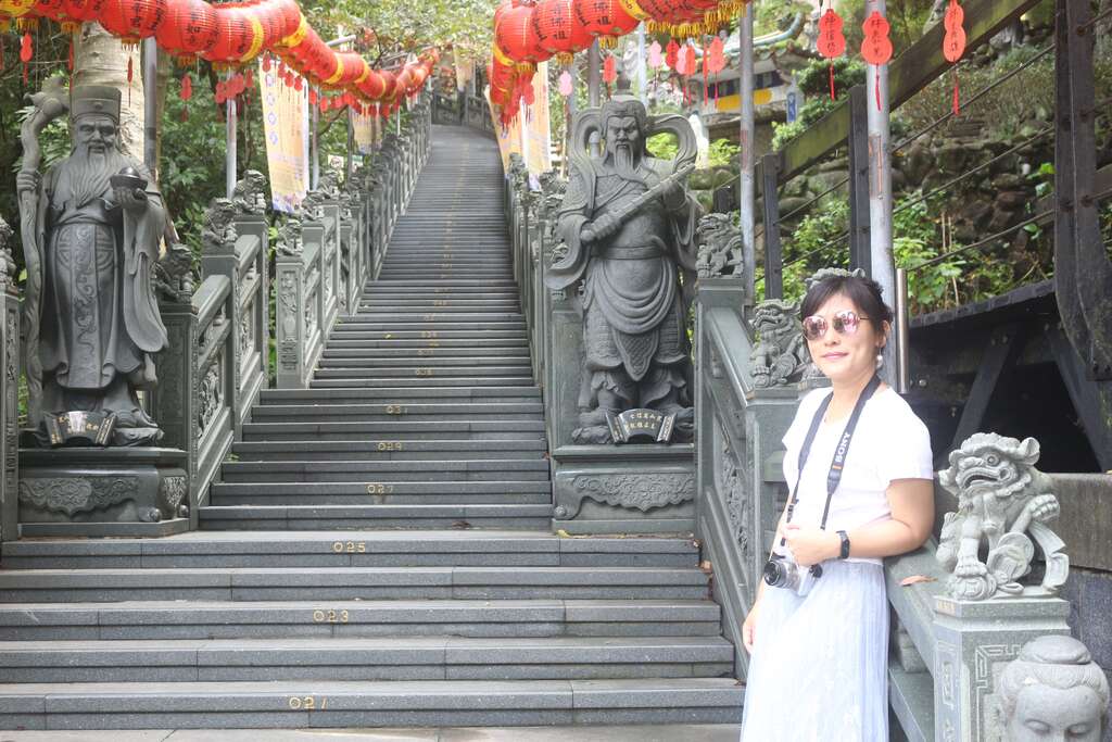 缓缓拾级而上，沿途肃穆而庄严