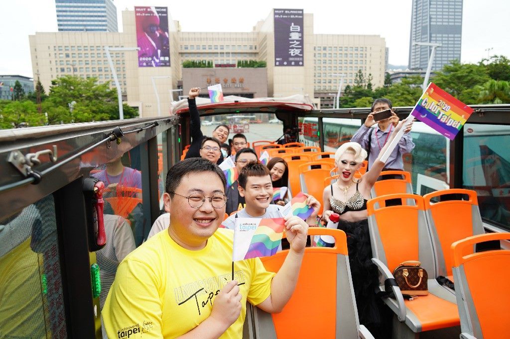 Selamat bergabung di acara “Pertunjukan Cahaya - Color Taipei” yang disponsori pemerintah. Ayo, naik “Bus Tur Color Taipei” dan jelajahi Taipei!