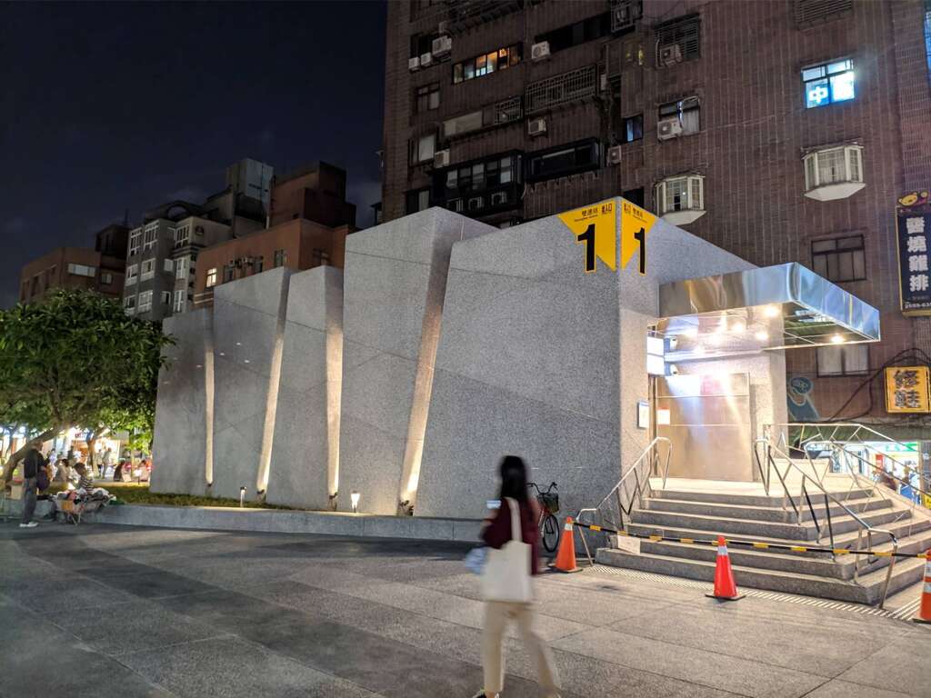双连站出口侧面夜景